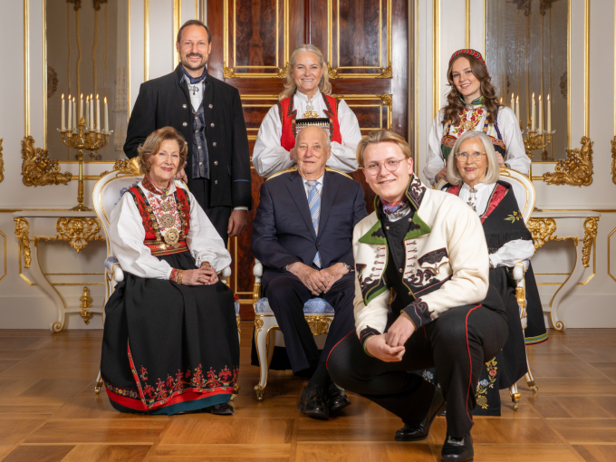 Family photograph taken in the White Parlour at the Royal Palace. Photo: Heiko Junge / NTB